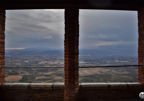 Vue panoramique sur le paysage, à partir des fenêtres ouvertes de l'ermitage de Força Réal.