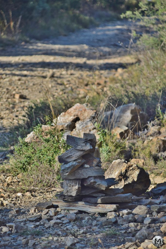 Empilement de cailloux sur un chemin