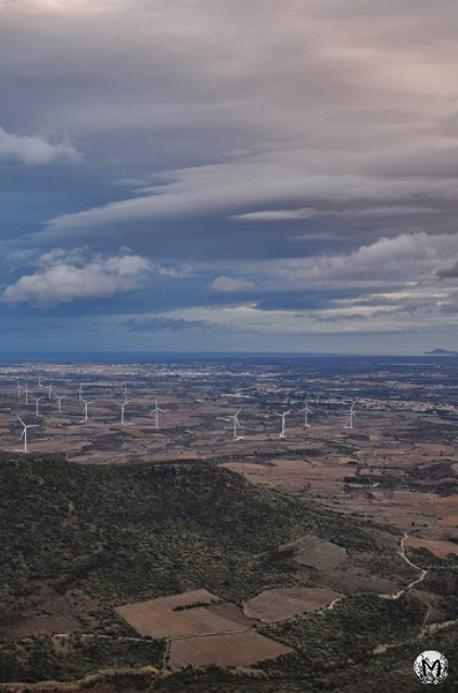 Vue sur les éoliennes de la plaine du Roussillon