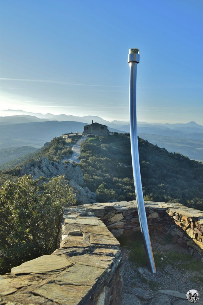Le sommet de Força Réal sous le ciel bleu