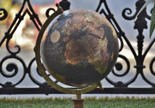 Globe noir représentant la planète Terre
