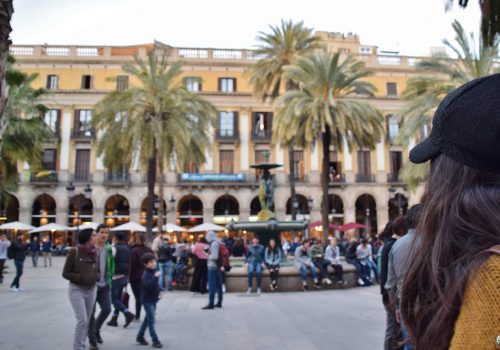 La Plaça Reial, une place emblématique et touristique dans la ville de Barcelone.