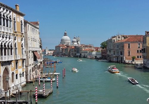 Vue sur le grand canal de Venise, une ville italienne touristique pour son architecture.