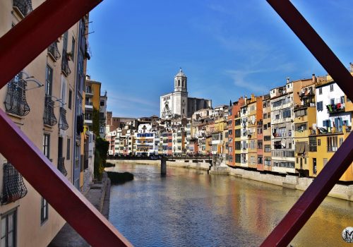 Vue sur l'Onyar et la cathédrale de Gérone, à partir du Pont rouge de Gustave Eiffel.