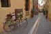 Charmante ruelle de Collioure avec des fanions colorés et un vélo décoratif.
