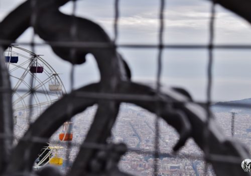 Vue de Barcelone à partir des hauteurs du Parc du Tibidabo avec sa grande roue.