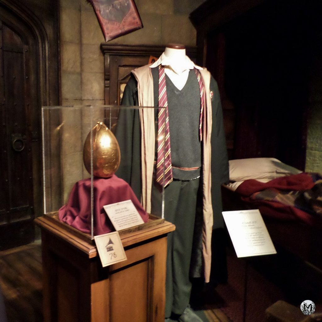 Photo de la tenue d'Harry Potter et son lit