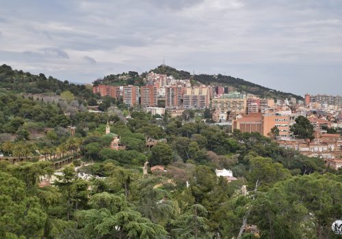 Vue panoramique sur le Parc Güell, un parc emblématique de la capitale catalane.