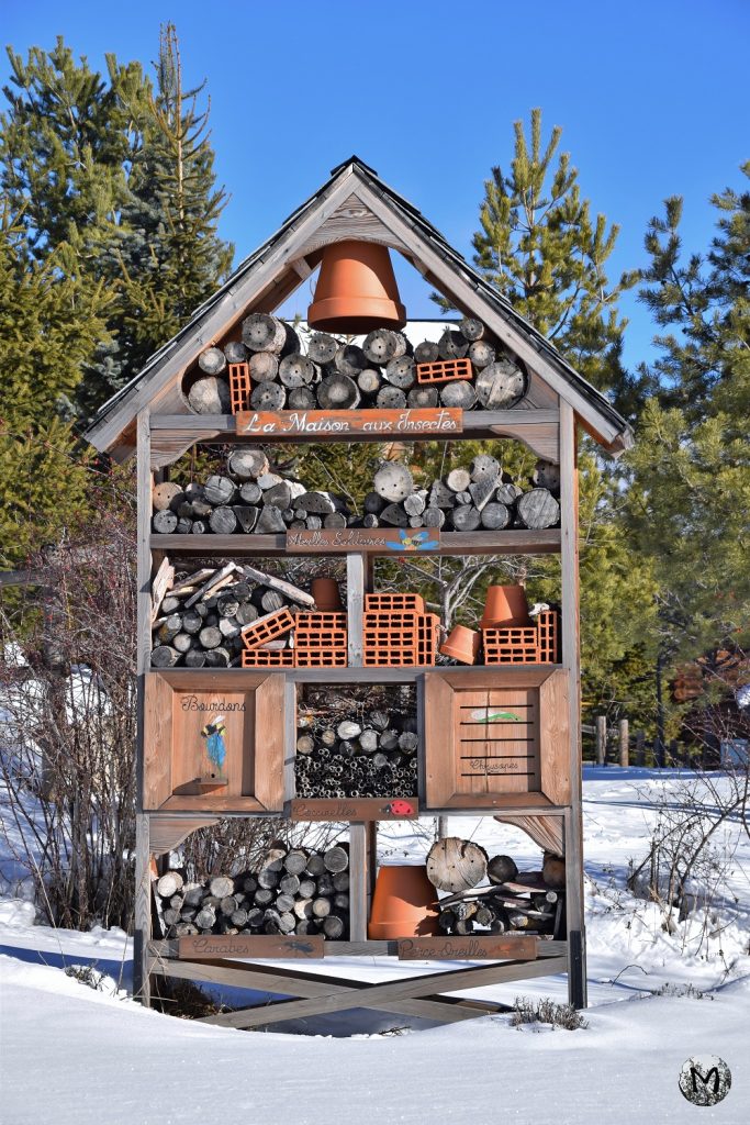 Hôtel à insectes dans la neige à Bolquère