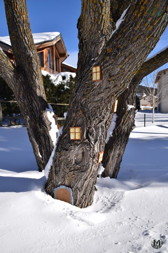 Arbre décoré de petites portes et de fenêtres