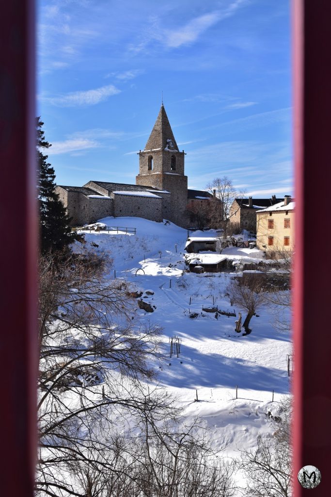 Vue de l'église de Bolquère entre deux barreaux