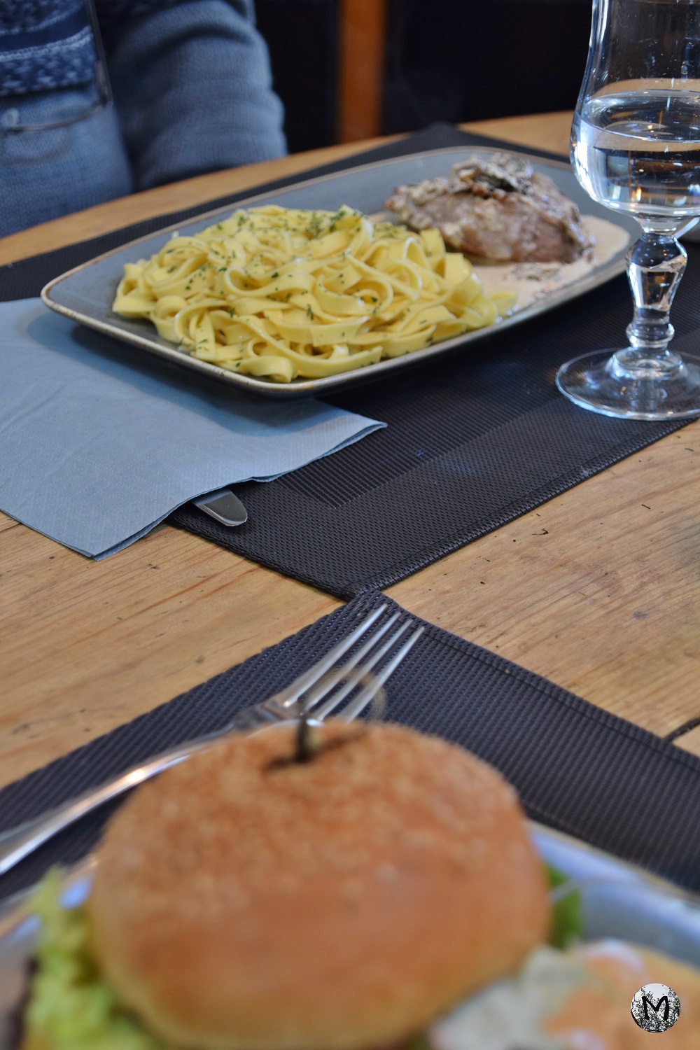 Photo de plats dans le bar de La Pontière