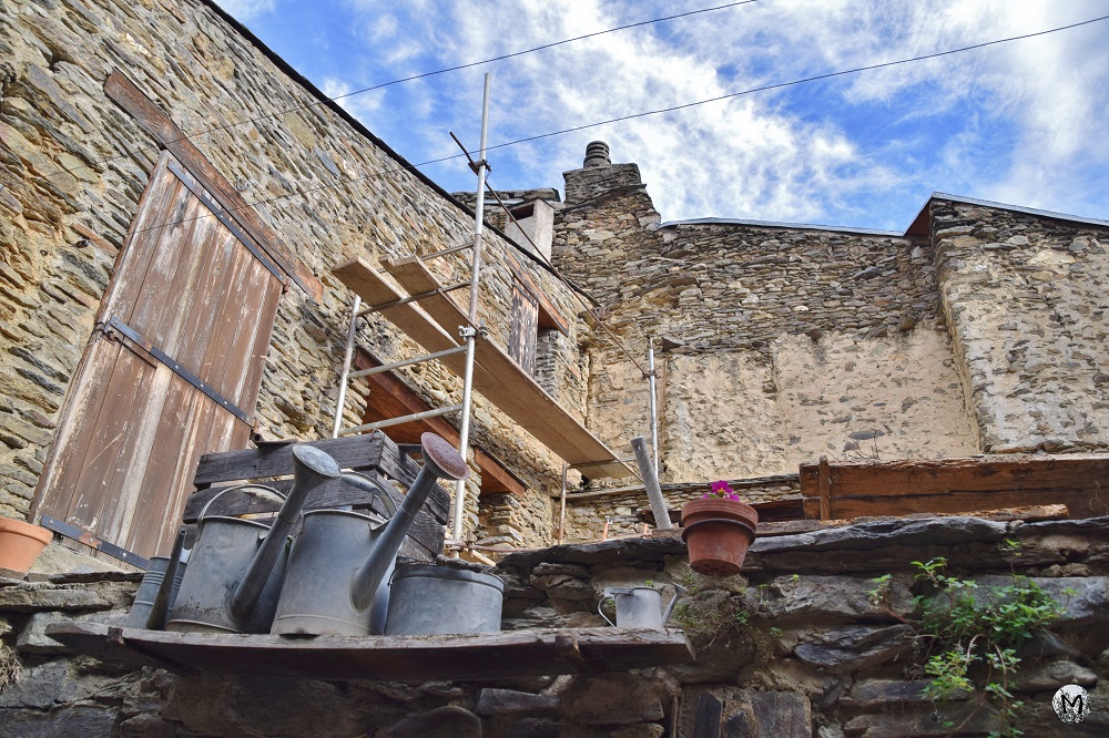 Évol, Pyrénées-Orientales, Village, Arrosoirs
