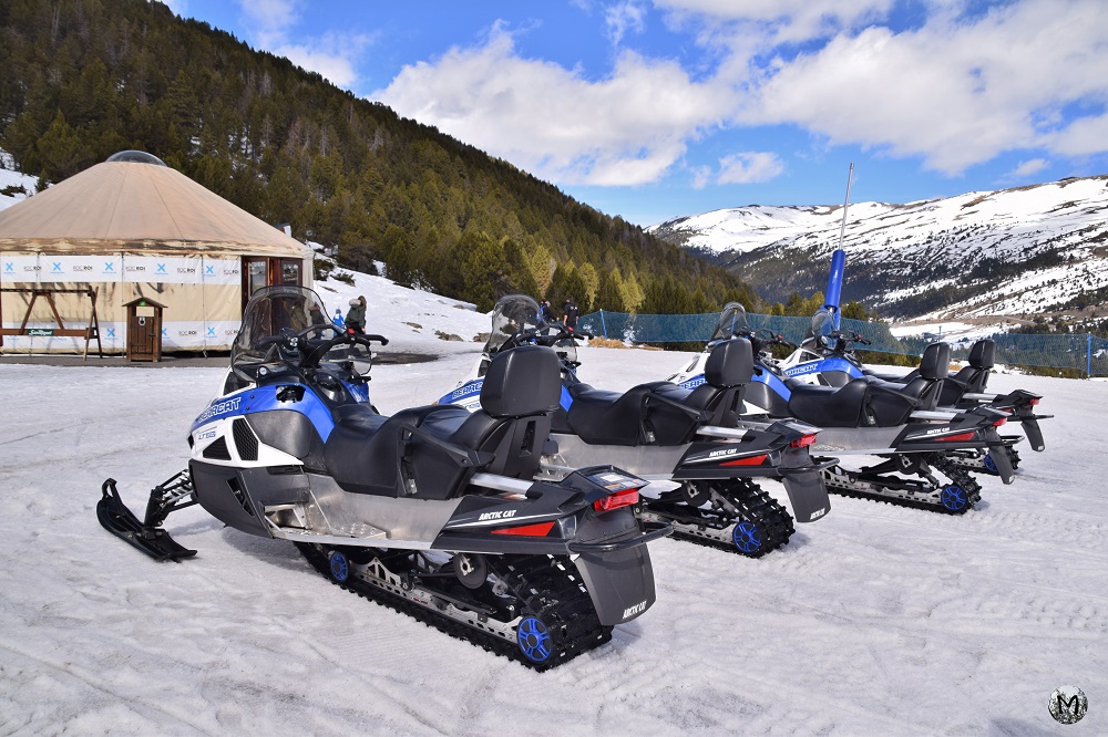Motos neige devant une yourte en Andorre