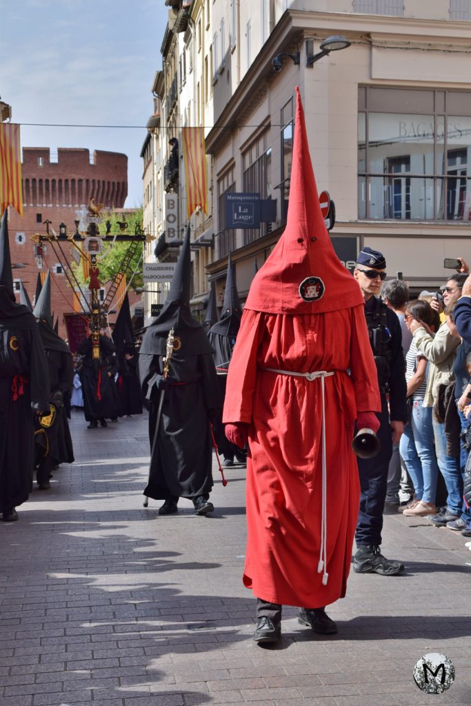 Un homme qui porte une Caparutxa rouge