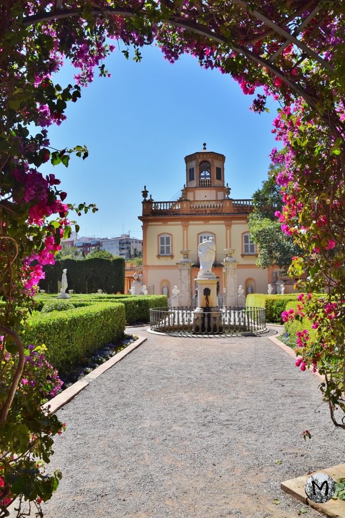 Arche de bougainvilliers au Jardin de Monforte