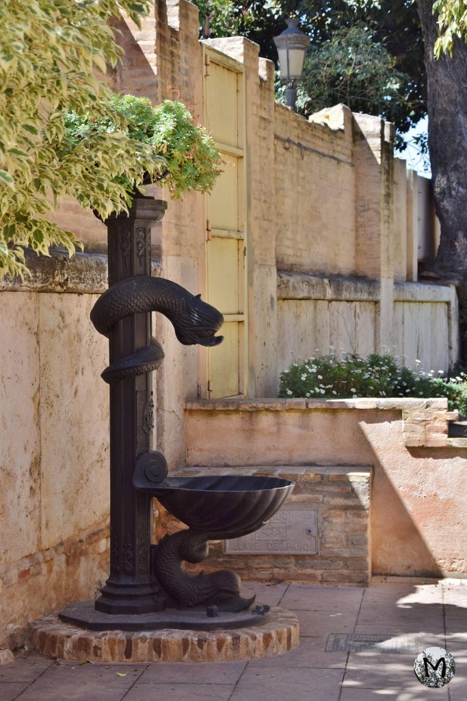 Fontaine à eau avec un poisson en fer forgé