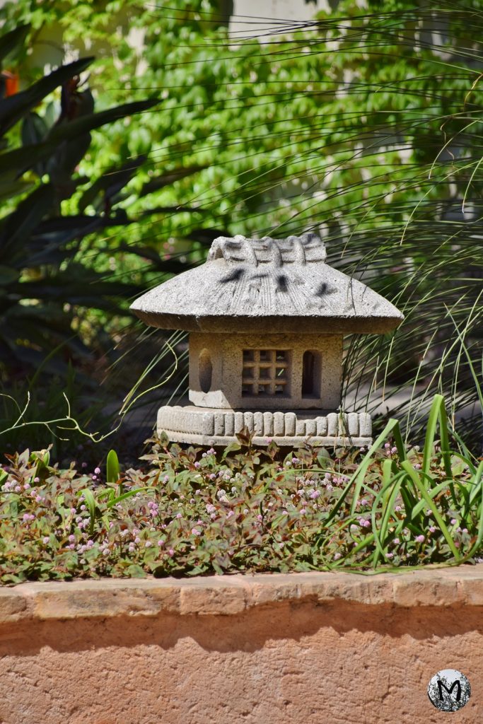Petit temple japonais décoratif dans un jardin