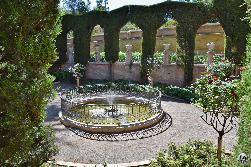 Fontaine ronde avec des grilles à Valencia