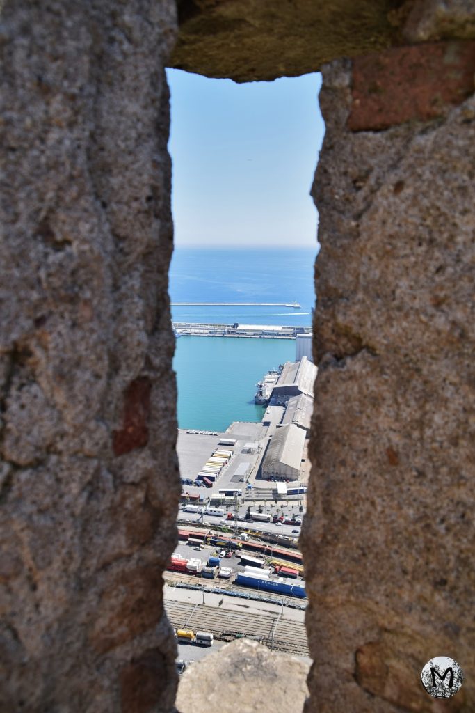 Vue d'une meurtrière sur le port de Barcelone