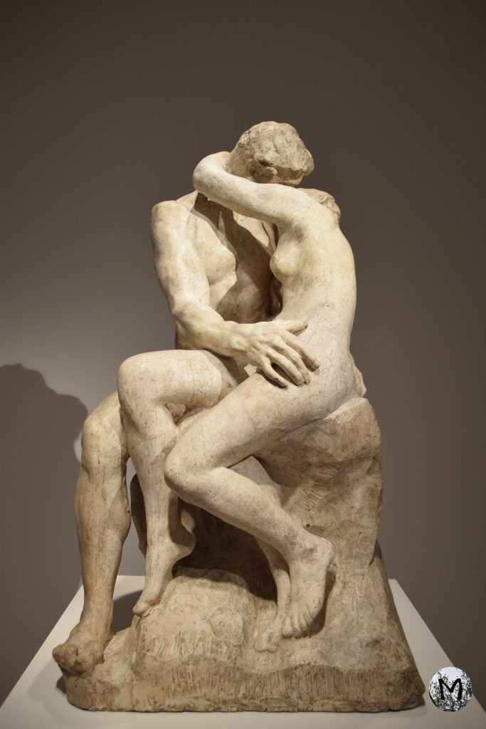 Sculpture d'un couple qui s'embrasse