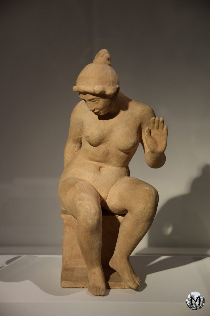 Sculpture d'une femme en terre cuite