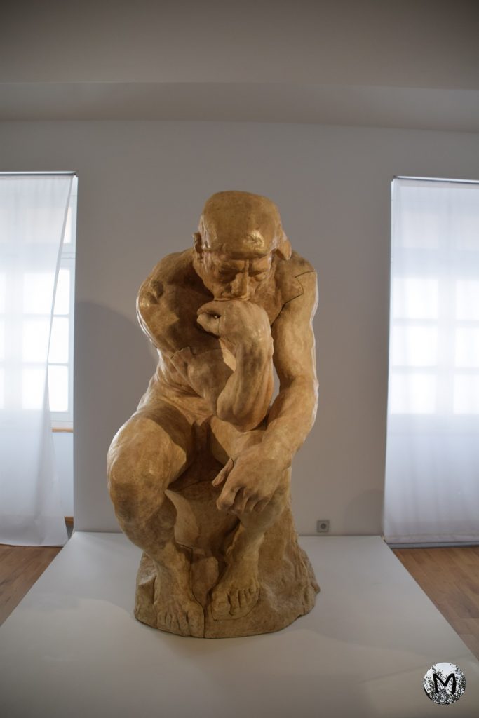 Sculpture exposée du penseur de Rodin