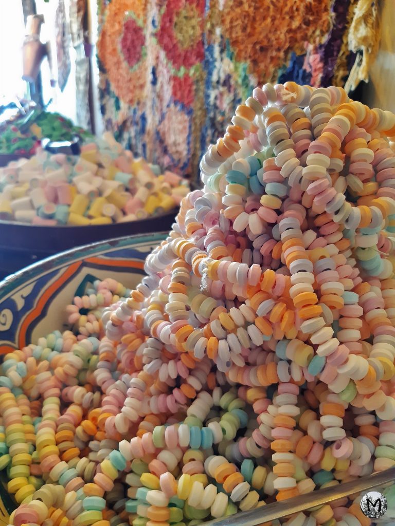 Colliers de bonbons dans une boutique corse