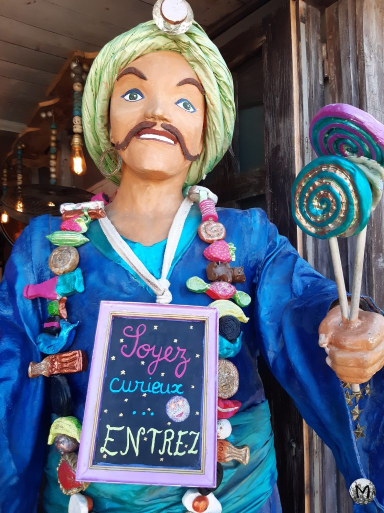 Statue à l'entrée de la boutique Ali bonbons