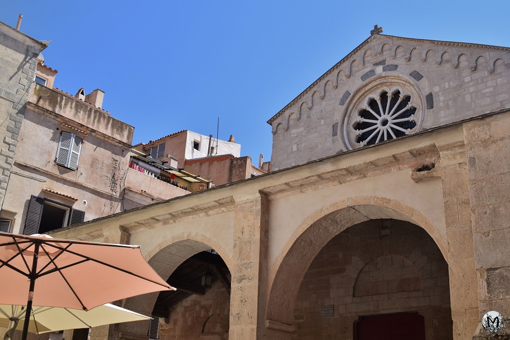 Façade de l'entrée de l'église de Bonifacio