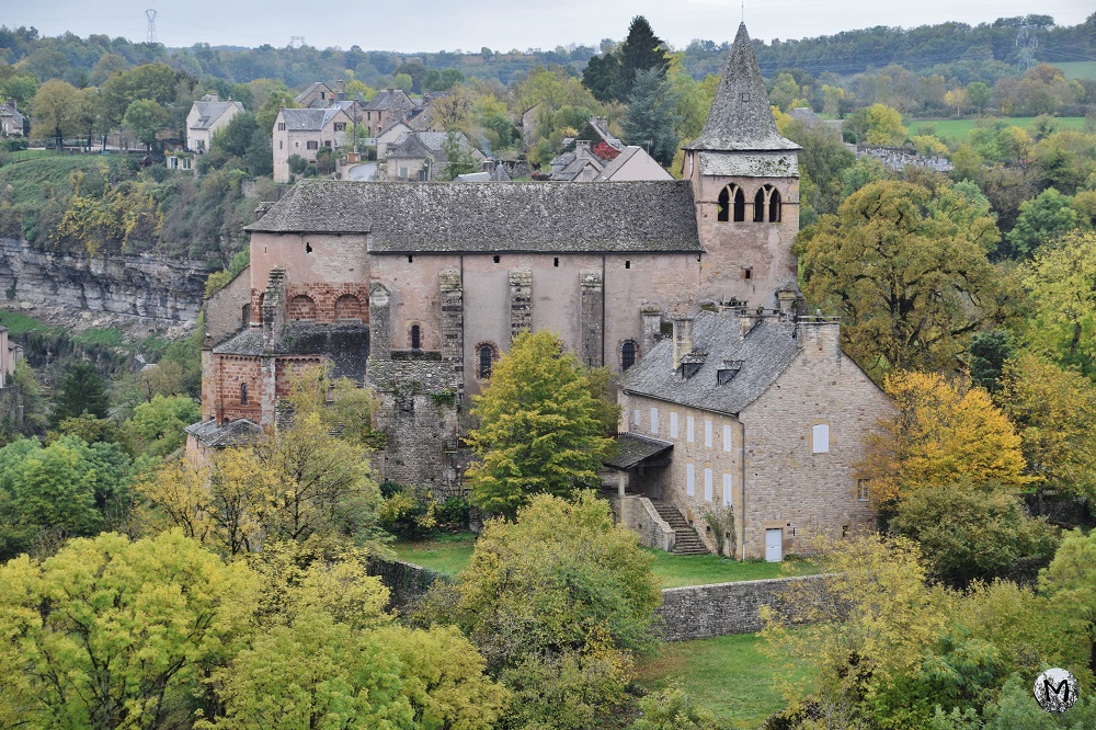 L'église de Bozouls entourée d'arbres