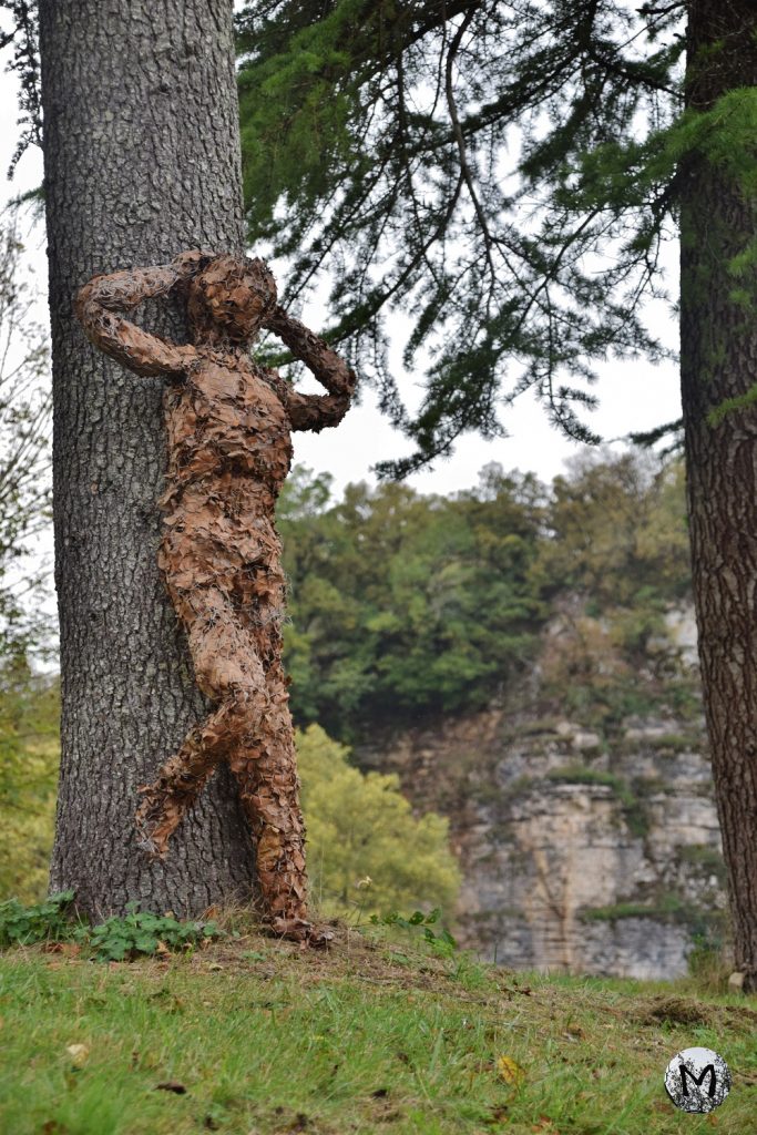 Sculpture de Pheuillus adossé à un arbre