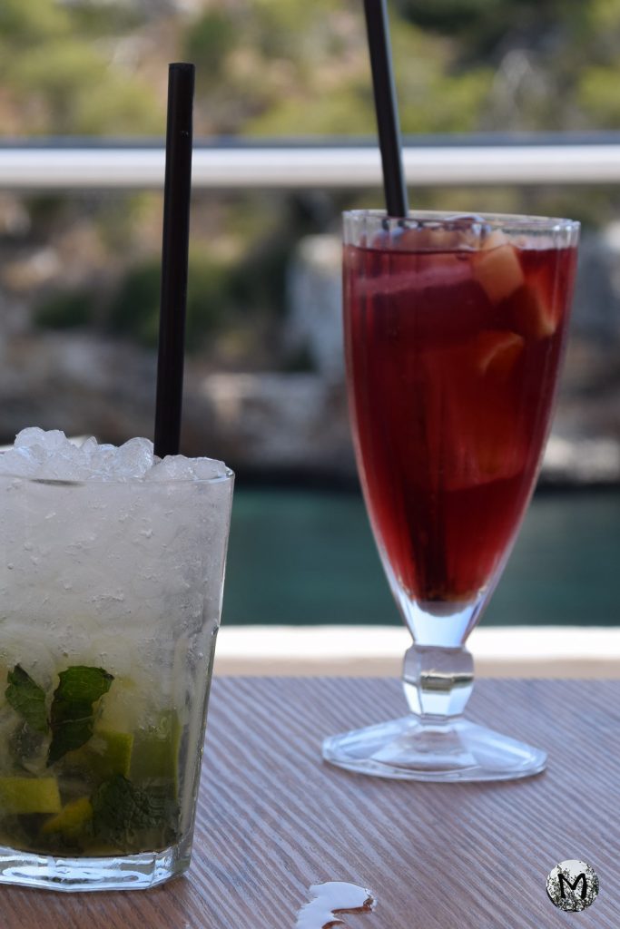 Des cocktails dans une crique de Majorque