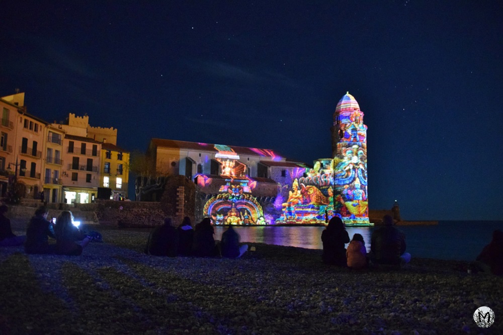 Projections sur le clocher de Collioure lors des festivités de Noël (sur le thème de l'Inde).