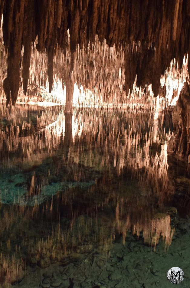 Reflets de stalactites dans de l'eau