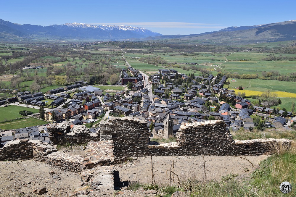 Vue sur le village de Llivia en Cerdagne