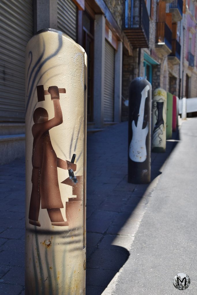 Poteaux décoratifs dans les rues de Llivia