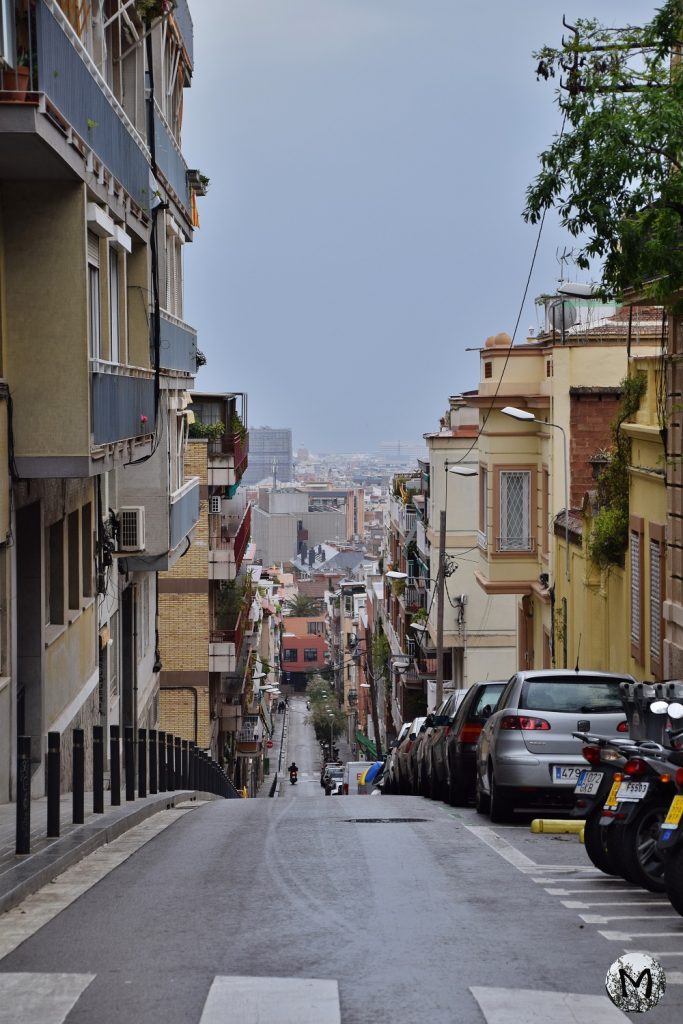 Rue en pente dans Barcelone qui permet de rejoindre les escalators vers le Parc Güell.