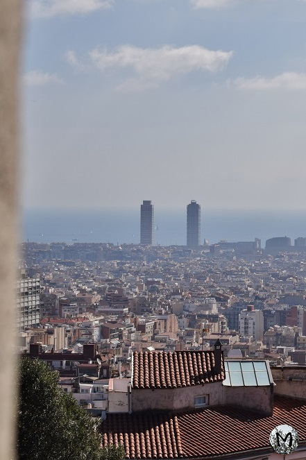 Vue sur la densité urbaine de Barcelone, avec ses deux tours jumelles, depuis le Parc Güell.