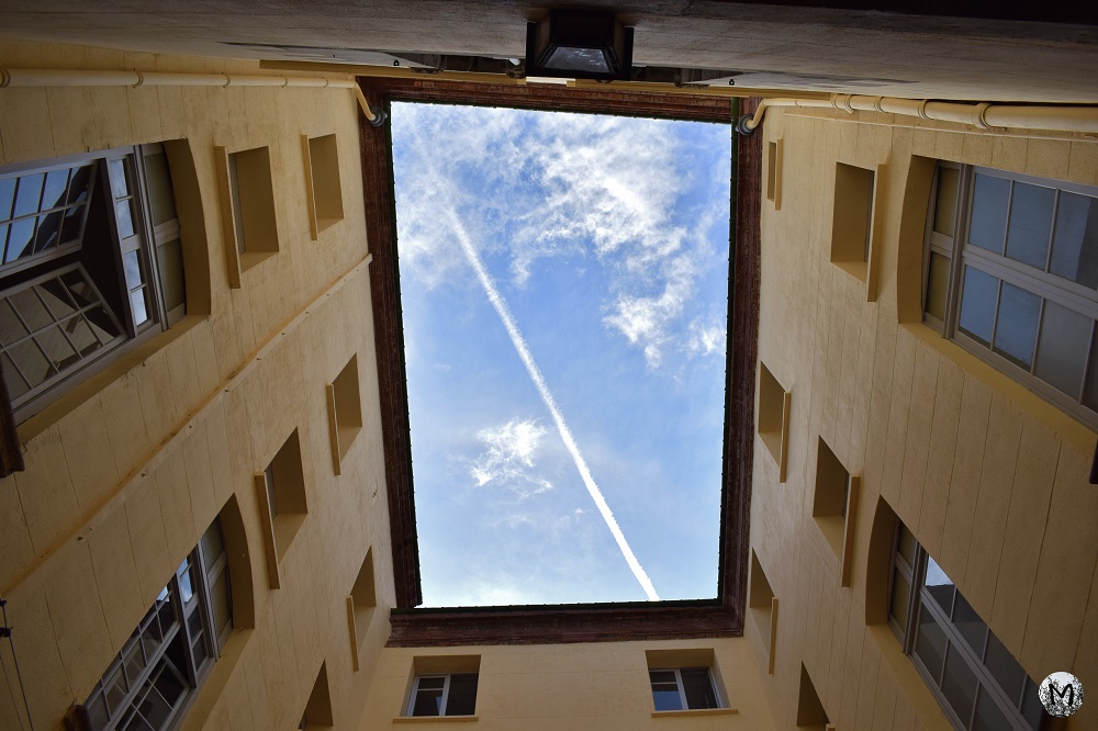 Vue sur le ciel dans une cour à Perpignan