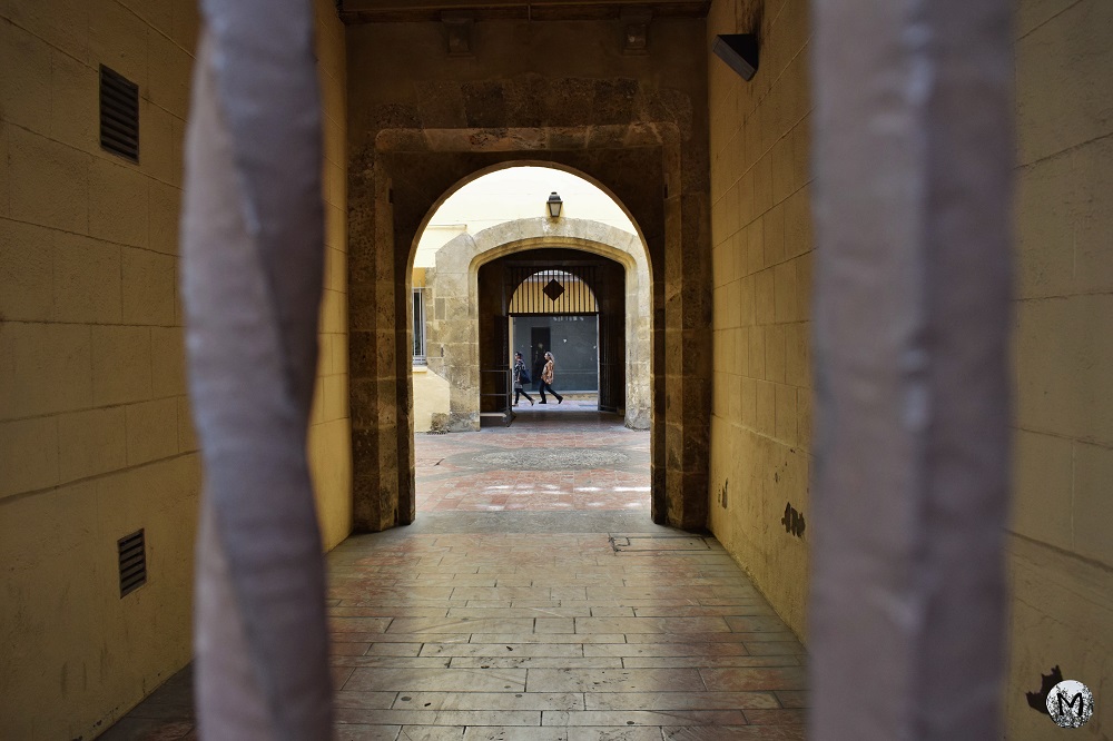 Rue de Perpignan à travers des barreaux