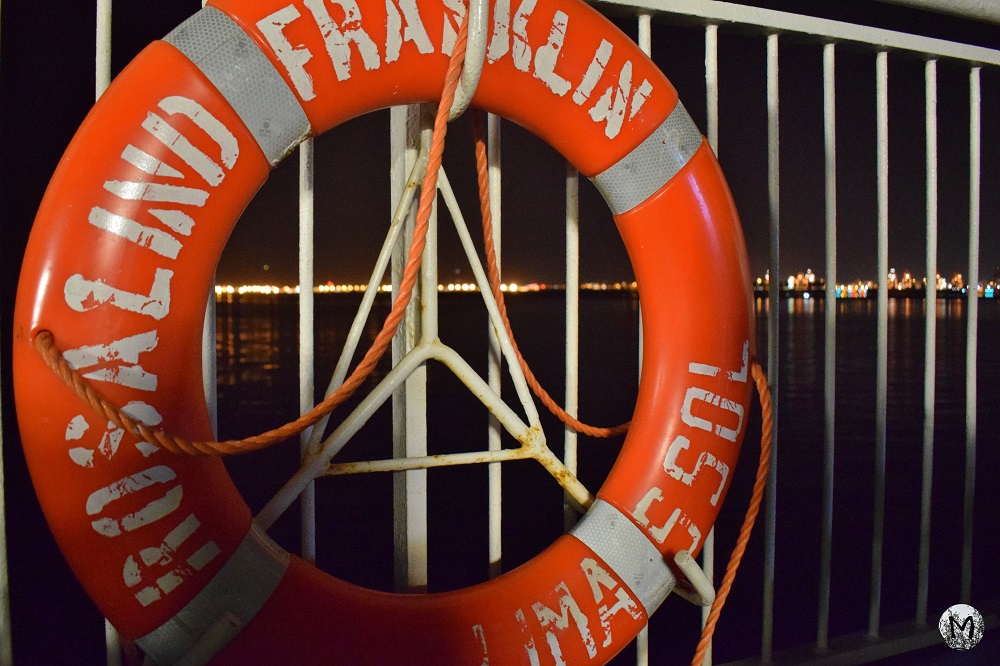 Bouée de sauvetage à bord d'un ferry la nuit