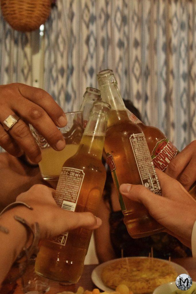 Bières qui trinquent aux vacances