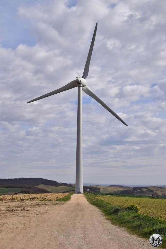 Éolienne près du village d'Avignonet-Lauragais