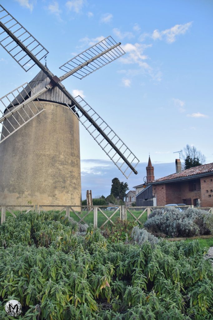 Le moulin de Montbrun près de l'église