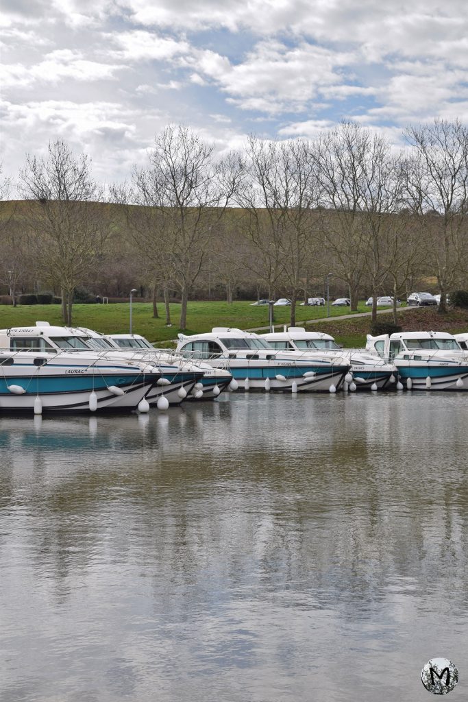Bateaux dans l'aire d'autoroute Port-Lauragais