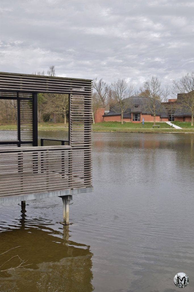 Ponton et bâtiment rouge à Port-Lauragais
