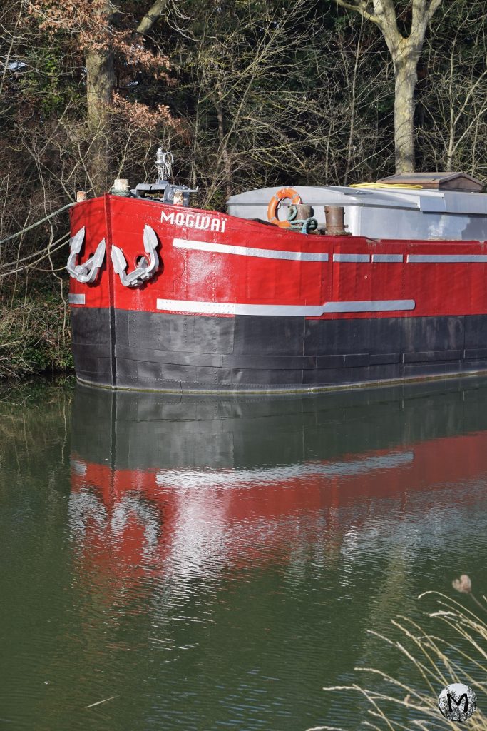 Bateau rouge sur le Canal du Midi