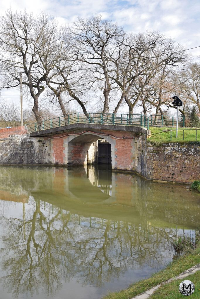 Une écluse en briques sur le Canal du Midi