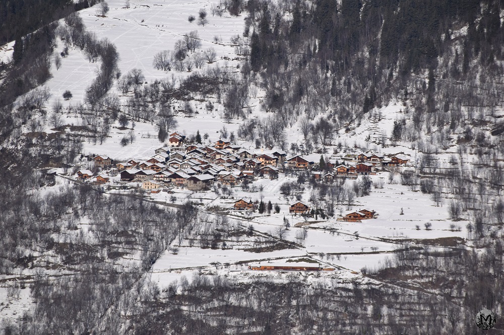 Un village de Savoie avec des chalets enneigés